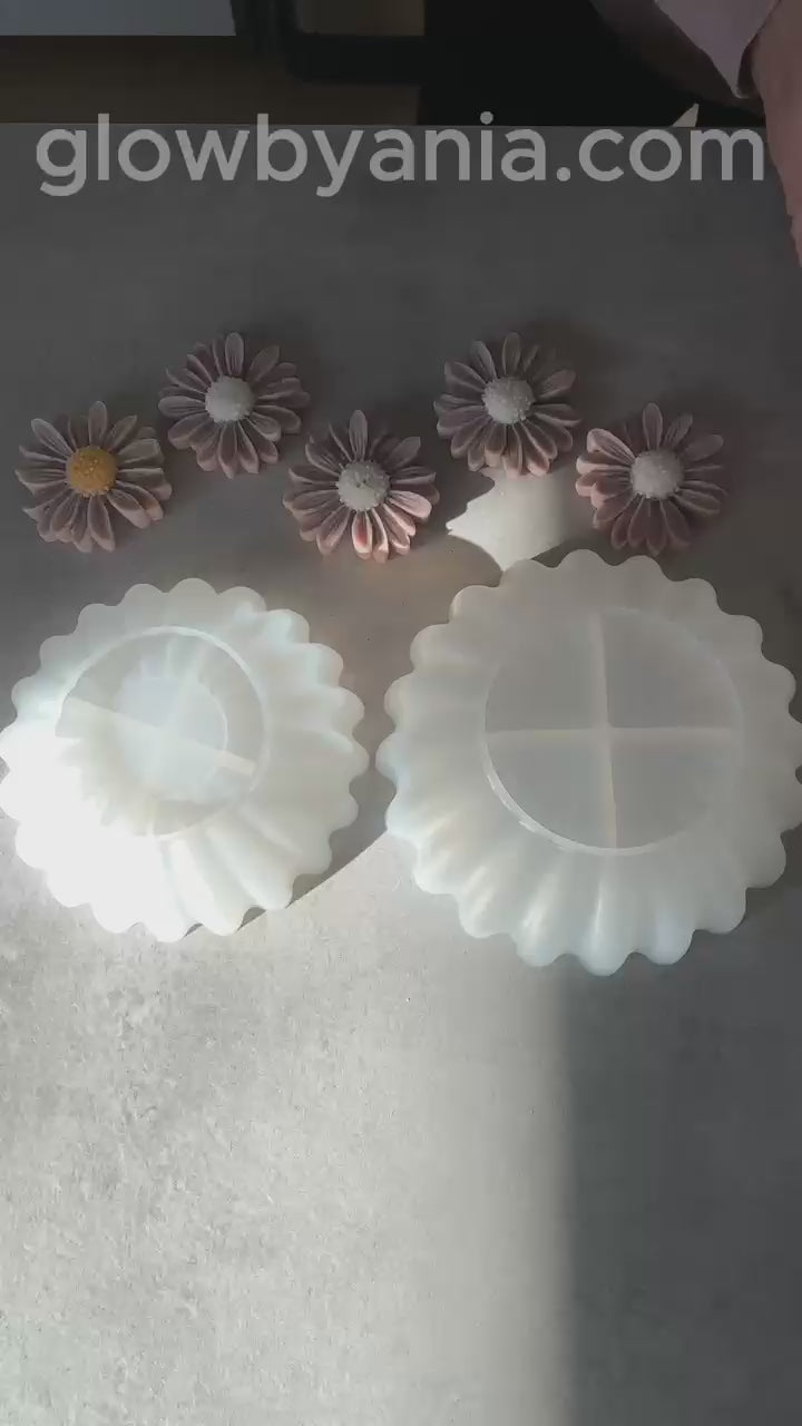 Handmade Wavy Ceramic Candle with Daisy Flowers size M